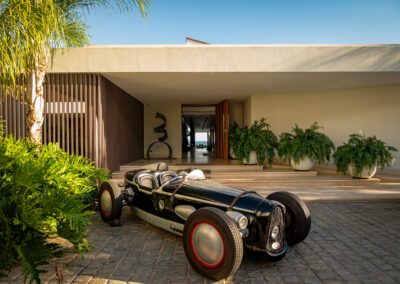 Casa Farallon antique car